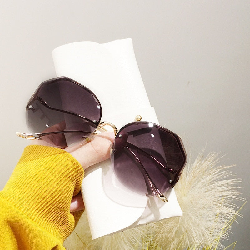 TRENDY OVERSIZED SQUARE SUNGLASSES